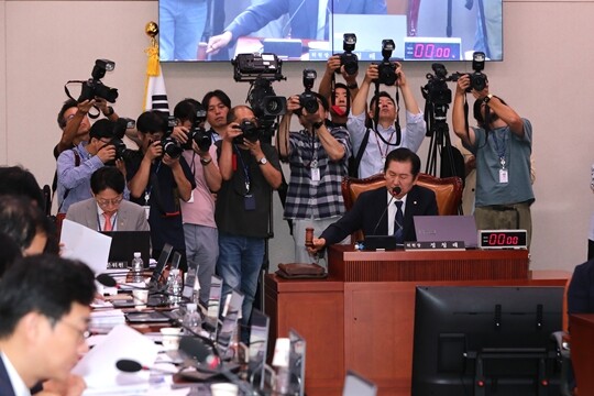 국회 법제사법위원회 정청래 위원장이 2024년 9월 23일 국회에서 열린 법제사법위원회 전체회의에서 검사(박상용) 탄핵소추사건 조사계획서 채택의 건을 의결하고 있다. 사진=박은숙 기자