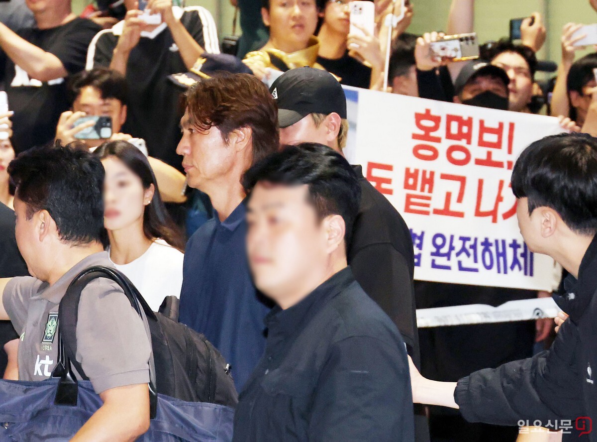 홍명보 감독이 6월 30일 오전 인천국제공항 제2여객터미널을 통해 굳은 표정으로 입국하고 있다. 사진=최준필 기자