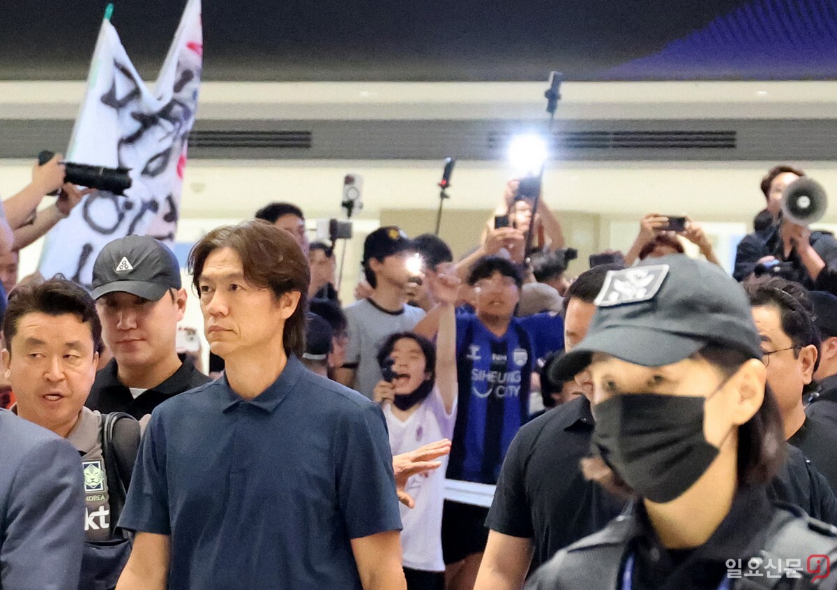 홍 감독이 팬들의 항의에 아랑곳하지 않고 묵묵히 공항을 빠져나가고 있다. 사진=최준필 기자