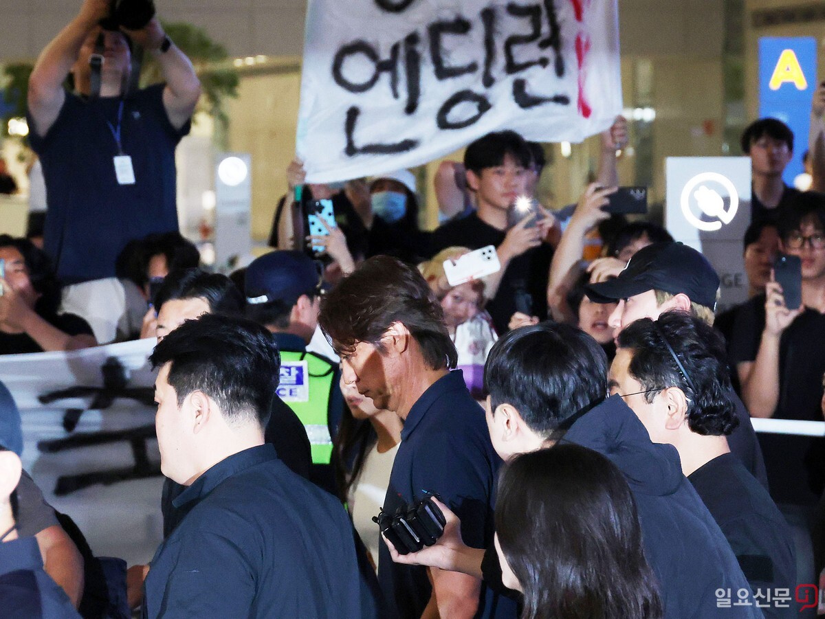 고개 숙인 홍명보 감독. 사진=최준필 기자