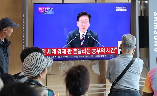 지난 6월 29일 서울역에서 시민들이 이재명 대통령이 주재하는 ‘대한민국 대도약 3대 메가프로젝트 국민보고회’를 TV 생중계를 통해 시청하고 있다. 사진=임준선 기자