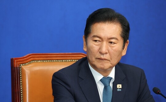 지난 6월 24일 국회에서 열린 더불어민주당 최고위원회의에서 발언을 듣고 있는 정청래 당시 대표. 사진=박은숙 기자