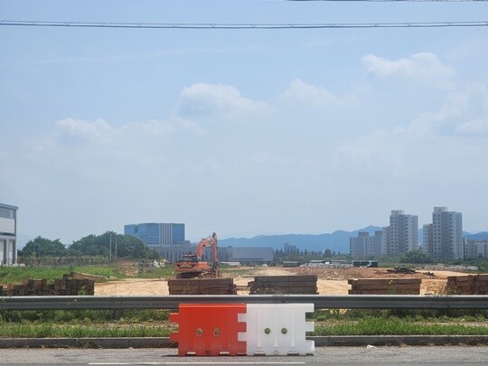 삼성전자가 신규 반도체 팹(공장) 후보지로 광주를 콕 집으면서 광주 부동산 시장은 기대감에 들썩이면서도 관망세를 이어가는 분위기였다. 광주 북구 첨단3지구는 터 닦기 공사가 한창이었다. 사진=김명선 기자