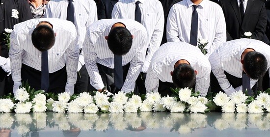 5·18민주묘지를 참배하는 배재고 야구부 학생들. 사진=연합뉴스
