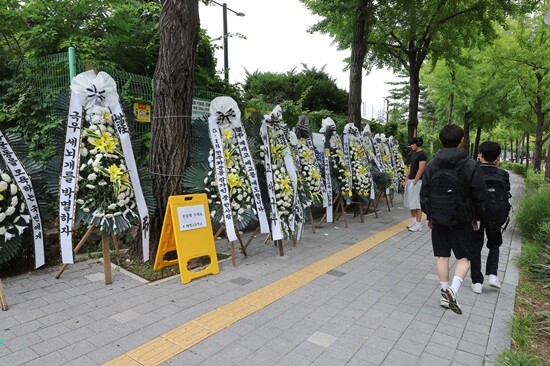 서울시 강동구 소재 배재고 정문 앞에 놓인 조화들. 사진=임준선 기자