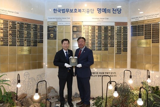 최영승 공단 이사장(왼쪽)과 박상규 서울지부 위원(오른쪽)이 3억 원 이상 기부자 헌액 명판을 부착하고 있다. 사진=공단 제공