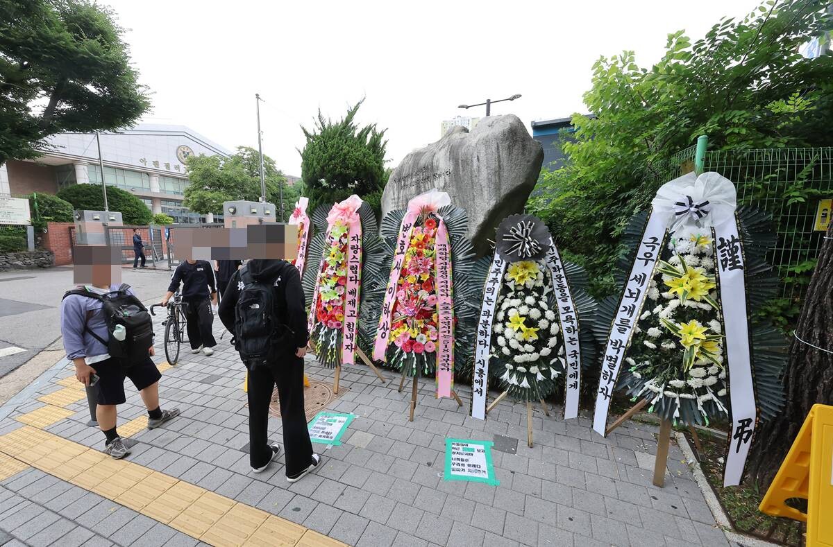 배재고 야구부를 비판하는 근조 화환과 응원 화환이 7월 2일 서울 강동구 배재고등학교 앞에 나란히 놓여 있다. 사진=임준선 기자