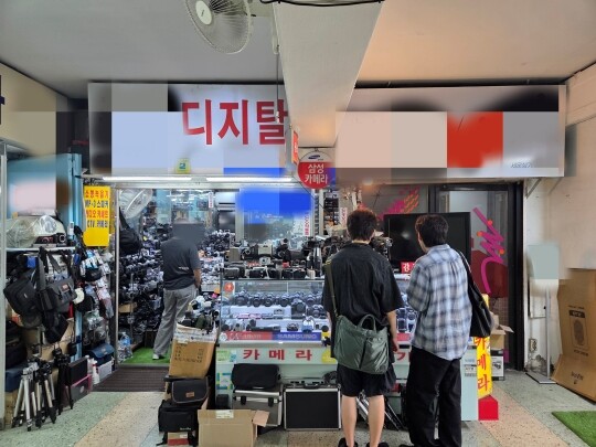 서울 종로구 세운상가 내 카메라 매장에서 2030 손님들이 상품들을 살펴보는 모습. 사진=손우현 기자
