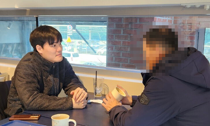 1월 25일 중국 교도소에 21년 동안 수감돼 있던 김 아무개 씨가 일요신문 취재진과 만나 이야기를 나누는 모습. 사진=이동섭 기자