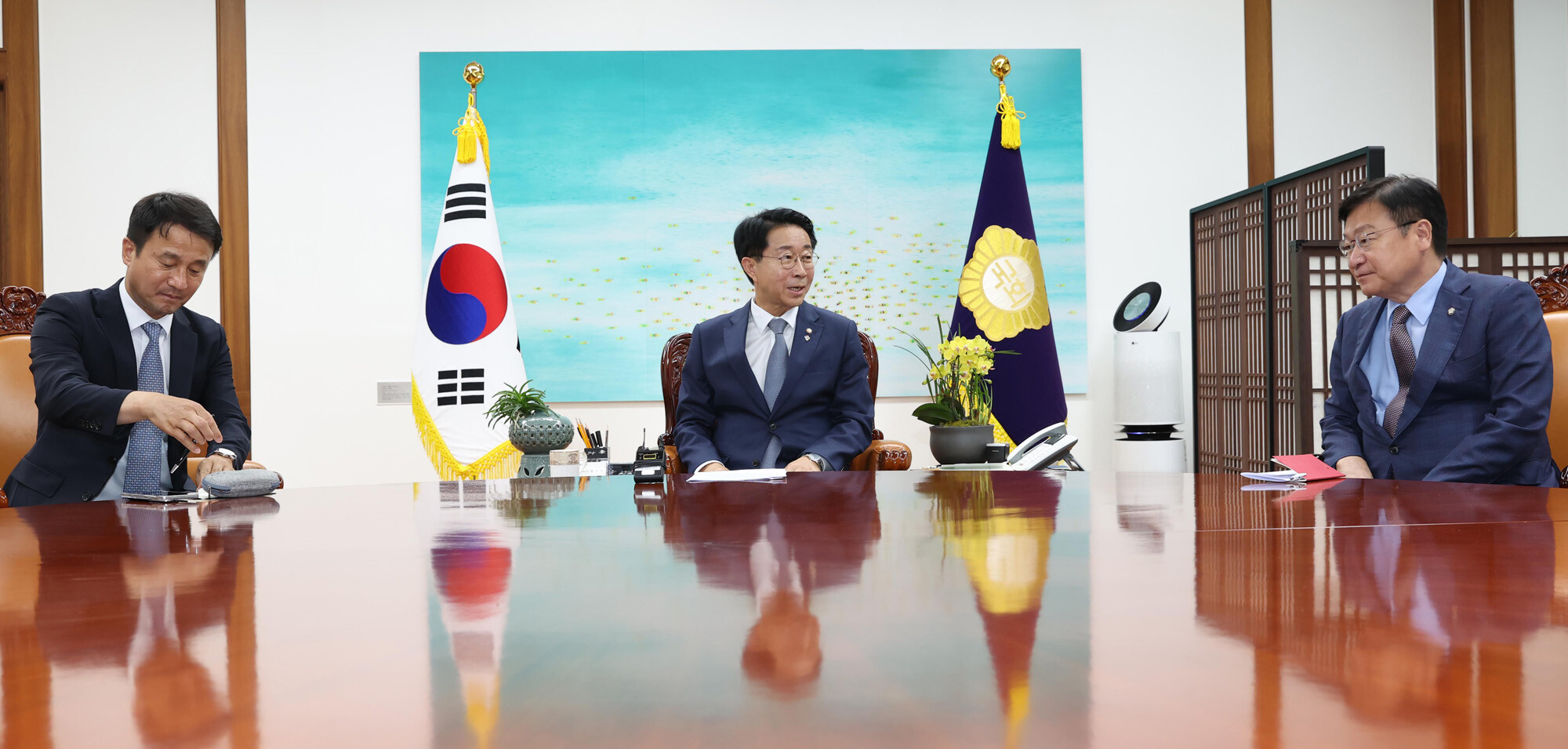 조정식 국회의장(가운데) 주재로 지난 6월 22일 오후 서울 여의도 국회 의장 집무실에서 한병도 더불어민주당 원내대표(왼쪽)와 정점식 국민의힘 원내대표가 회동하고 있다. 사진=박은숙 기자