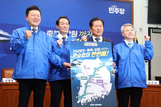 더불어민주당 정청래 당시 대표가 5월 19일 국회에서 열린 강호축 철도망 합동 공약 발표에서 신용한 충청북도지사 후보, 우상호 강원특별자치도지사 후보, 민형배 전남광주통합특별시장 후보와 기념촬영을 하고 있다. 사진=박은숙 기자