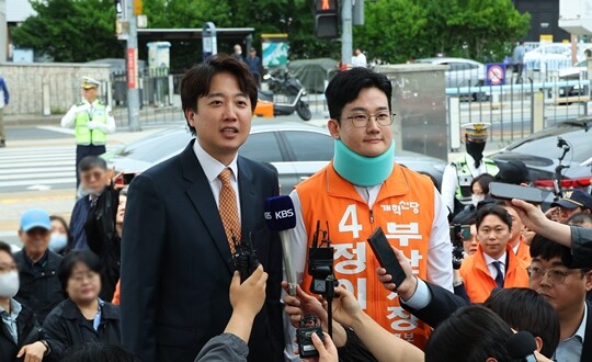 지난 4월 29일 6·3 부산시장 선거에서 개혁신당 이준석 대표가 정이한 당시 개혁신당 부산시장 후보와 함께 부산 북구 구포시장을 찾아 발언하고 있다. 사진=연합뉴스
