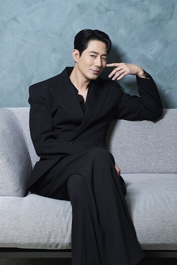 나홍진 감독의 신작 '호프'에서 배우 조인성은 숲속에서 괴생명체와 맞닥뜨리게 된 사냥꾼 성기를 연기했다. 사진=플러스엠 엔터테인먼트 제공