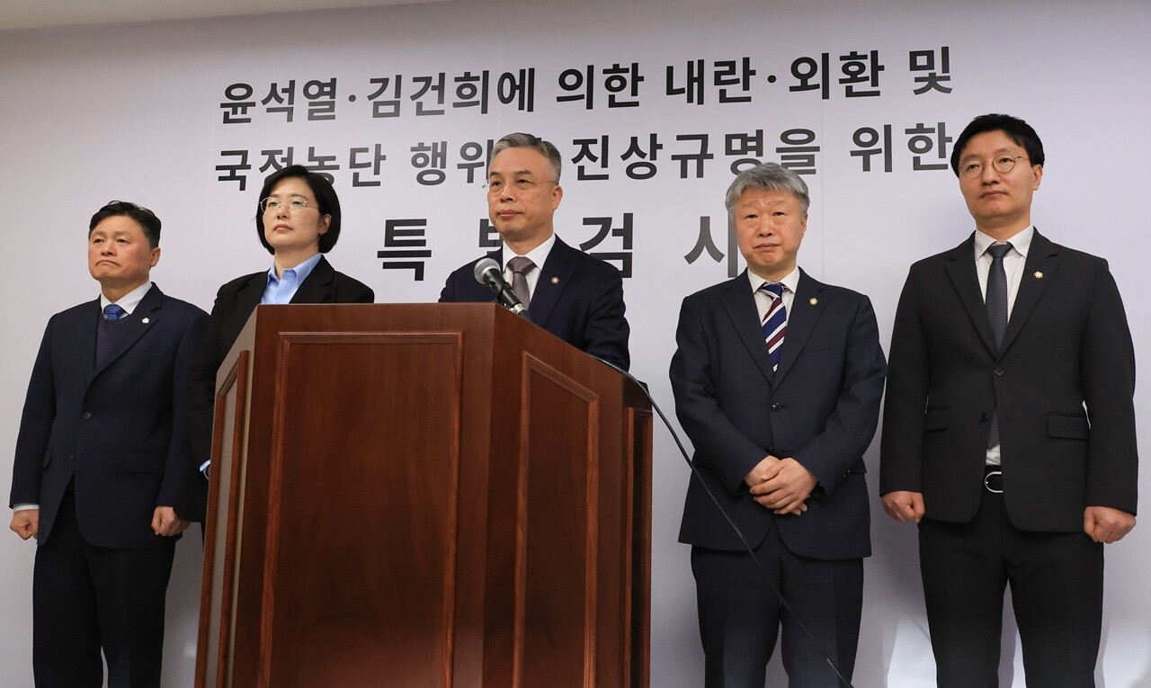 2차 종합특검팀의 권창영 특별검사(가운데)와 특검보(좌우). 사진=연합뉴스