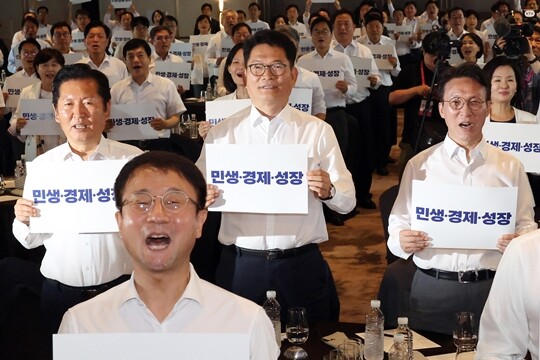 더불어민주당 정청래 전 대표와 송영길 의원, 김민석 전 총리가 7월 3일 서울 용산구 서울드래곤시티호텔에서 열린 제22대 후반기 국회 대비 국회의원 워크숍에서 피켓을 들고 구호를 외치고 있다. 사진=박은숙 기자