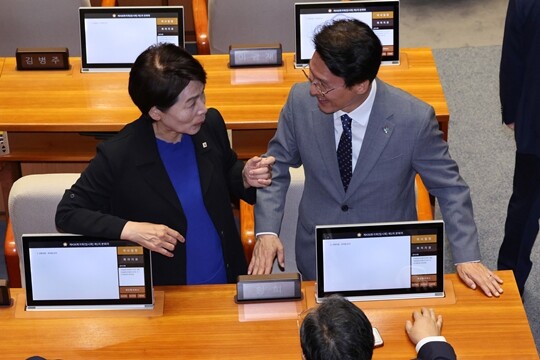 김민석 당시 국무총리가 6월 5일 국회에서 열린 본회의에서 최민희 의원과 대화를 나누고 있다. 사진=박은숙 기자