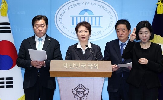 친명계로 분류되는 더불어민주당 이언주 황명선 강득구 최고위원이 1월 23일 국회 소통관에서 정청래 대표의 조국혁신당 합당 제안과 관련해 입장을 밝히고 있다. 사진=이종현 기자