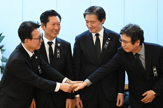 1월 7일 이해찬 민주평화통일자문회의 수석부의장의 빈소에서 김민석 총리, 정청래 민주당 대표, 조국 조국혁신당 대표, 유시민 작가가 대화하는 모습. 사진=사진공동취재단