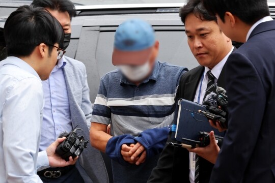 장윤기 사건의 증거를 은닉한 혐의를 받는 광주 광산경찰서 수사팀장 박 아무개 경감이 7월 8일 오전 전남광주통합특별시 동구 광주지방법원에서 열린 구속 전 피의자 심문(영장실질심사)에 출석하고 있다. 사진=연합뉴스