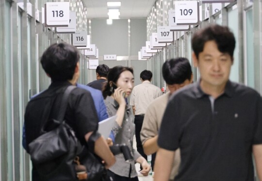 경찰이 최영중 청주시의원의 아동 성매매 혐의와 관련해 7월 15일 오전 최 의원 사무실을 압수수색하고 있다. 사진=연합뉴스