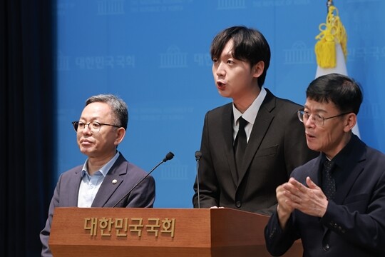 더불어민주당 최고위원에 도전하는 정민철 정책위원회 부의장이 7월 14일 국회 소통관에서 이날 민주당 최고위원회가 선출직 최고위원 5명 중 1명을 청년 몫으로 분리해 별도로 선출하는 '청년 최고위원' 제도 도입의 건을 부결한 것을 규탄하고 있다. 왼쪽은 민주당 김문수 의원. 사진=연합뉴스
