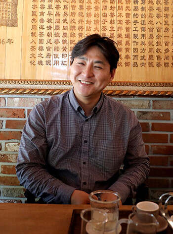 이응규 EG뮤지컬컴퍼니 대표가 대구 남구 운남차정에서 진행된 인터뷰에서 환하게 웃고 있다. 사진=김은주 기자