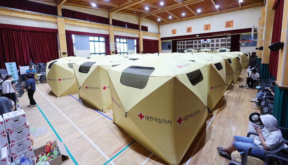 인천 쿠팡 물류센터 화재가 사흘째 이어지고 있는 20일 인천 서해구 신현초등학교 체육관에 쿠팡 화재 긴급 대피소가 운영되고 있다. 사진=연합뉴스