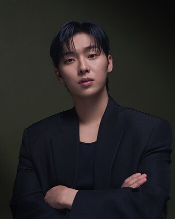 넷플릭스 오리지널 시리즈 '맨 끝줄 소년'에서 배우 최현욱(24)은 천재적인 글로 국문학과 교수 허문오의 욕망을 건드린 강의실 맨 끝줄 소년 이강을 연기했다. 사진=넷플릭스 제공