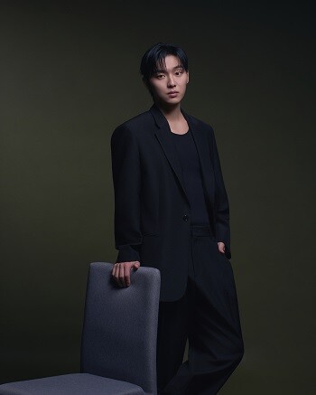 반전을 가진 이강을 연기하기 위해 최현욱은 인물 특유의 자세와 걸음걸이, 타인을 바라보는 방식까지 세밀하게 연구했다. 사진=넷플릭스 제공