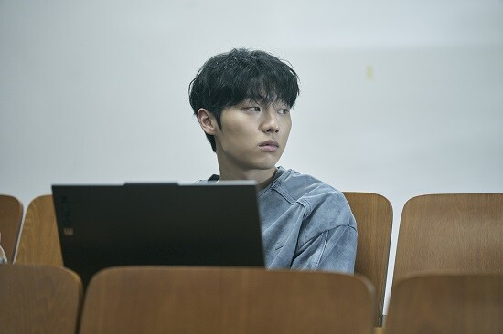 허문오와 다시 마주하게 된 엔딩 신에 대해 최현욱은 "이강의 삶의 목표가 복수만은 아니었을 것"이라고 해석했다. 사진=넷플릭스 '맨 끝줄 소년' 스틸컷
