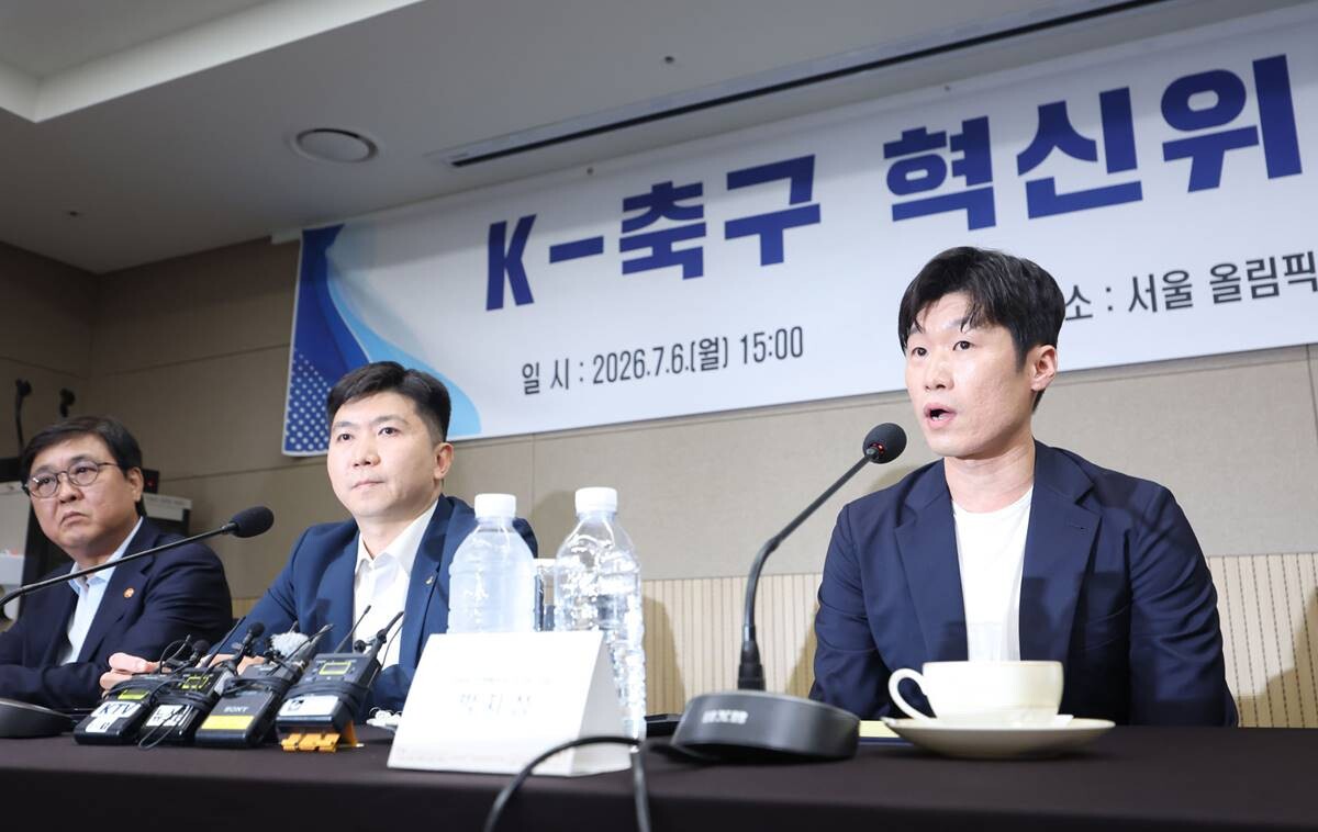 토너먼트 진출에 실패한 한국에게 다시 큰 과제를 안긴 월드컵이었다. K-축구 혁신위원회 회의에 참석한 최휘영 문화체육관광부 장관 겸 공동위원장, 유승민 대한체육회장, 박지성 공동위원장(왼쪽부터). 사진=박정훈 기자