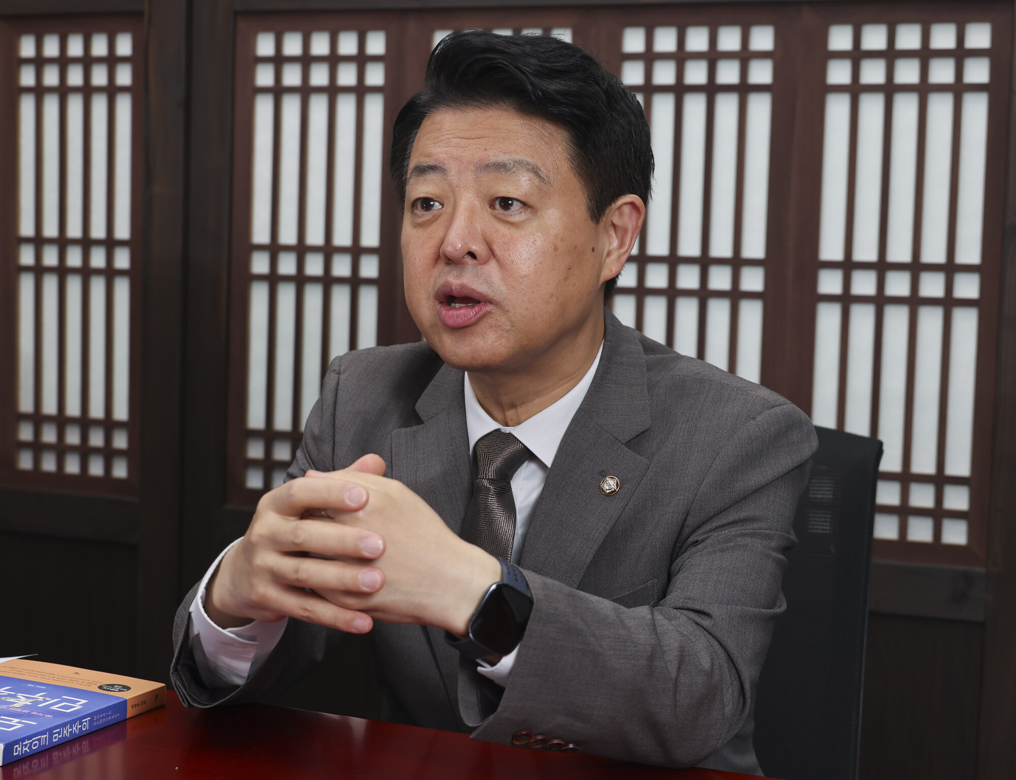 더불어민주당 최고위원 선거에 출마한 김영호 국회의원이 21일 오전 서울 여의도 국회의원회관에서 ‘일요신문i’와 인터뷰하고 있다. 사진=박정훈 기자