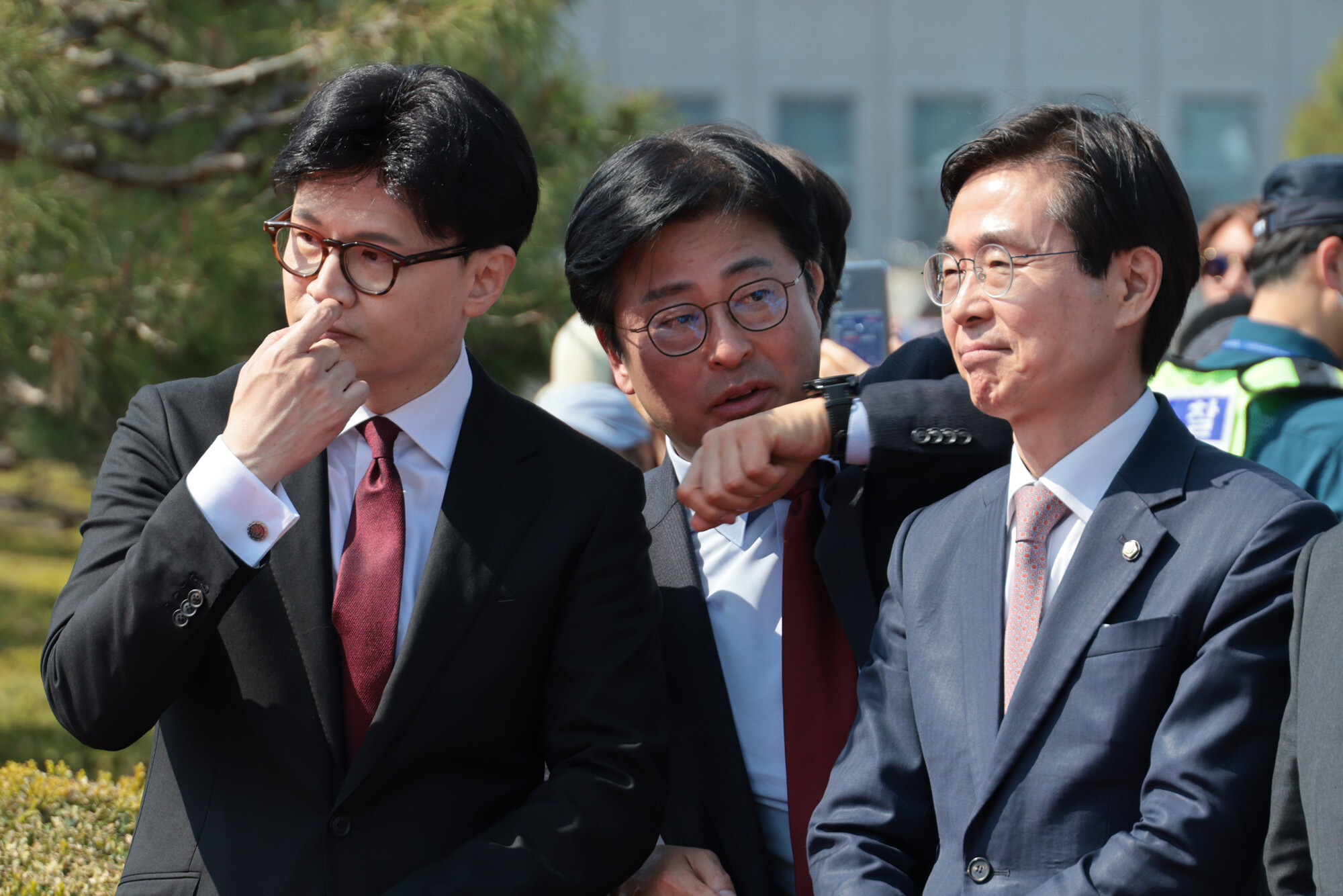 친한계와 조경태 의원 등에 대한 징계 절차가 본격화됐다. 한동훈 무소속 국회의원과 조경태 국민의힘 의원, 김종혁 전 국민의힘 최고위원이 얘기를 나누는 모습. 사진=박은숙 기자