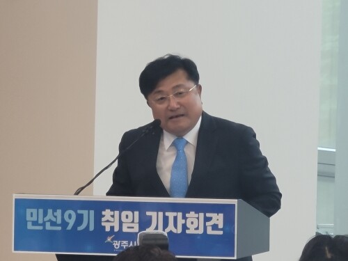 박관열 경기 광주시장이 21일 광주시청 순암홀에서 민선9기 취임 기자회견을 열고 통합용수 공급사업 관련 3대 요구를 발표하고 있다. 사진=정원평 기자