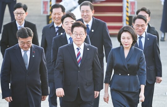 임준선 기자 이재명 대통령이 7월 26일 경기 성남 서울공항에 도착해 공군1호기에서 내려 차량으로 이동하고 있다. 사진=임준선 기자