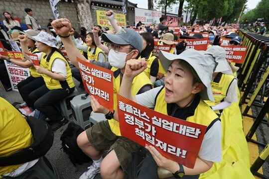 민주노총 마트노조 조합원들이 7월 15일 청와대 앞에서 열린 '홈플러스 노동자·상인 총궐기대회'에서 홈플러스 실업대란의 정부 책임을 촉구하는 구호를 외치고 있다. 사진=연합뉴스