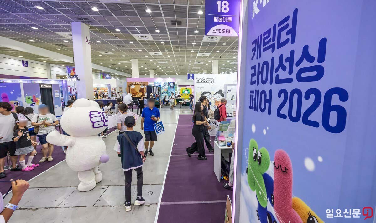 전시장 입구에서 대형 캐릭터 인형탈이 관람객들을 반갑게 맞이하고 있다. 사진=최준필 기자
