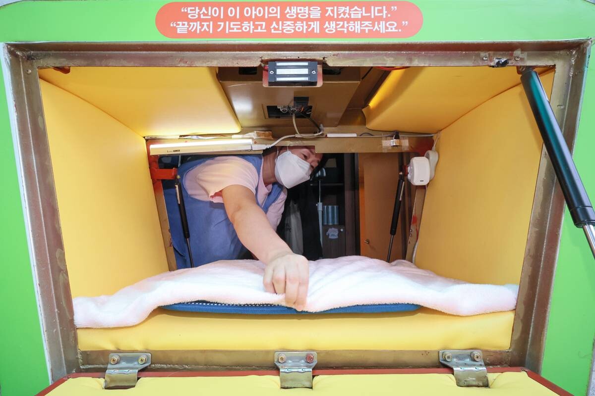 서울 관악구 주사랑공동체교회에서 보육사가 베이비박스를 정리하고 있다. 사진=연합뉴스