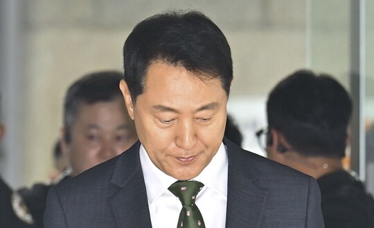오세훈 서울시장이 7월 22일 서울 서초구 서울중앙지법에서 열린 정치자금법 위반 혐의 1심 선고 공판 후 법원을 나서고 있다. 사진=박정훈 기자