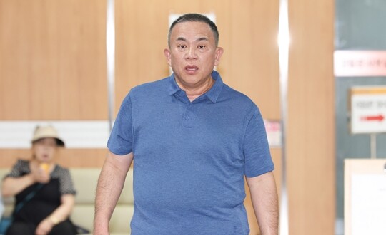 명태균 씨가 7월 13일 서울 서초구 서울중앙지법에서 열린 선고 공판에 출석하고 있다. 사진=박정훈 기자