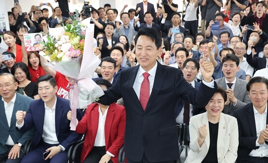 오세훈 국민의힘 서울시장 후보가 6·3 지방선거 다음날인 4일 서울 종로구에 마련된 선거사무소에서 당선 소감을 밝힌 뒤 꽃다발을 들고 인사하고 있다. 사진=임준선 기자