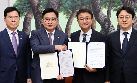 한병도 더불어민주당 원내대표와 정점식 국민의힘 원내대표가 7월 21일 제9회 전국동시지방선거 투표용지 부족 사태 등 선거관리 부실 사태의 진상규명을 위한 특별검사의 임명 등에 관한 법률안을 합의하고 있다. 사진=박은숙 기자