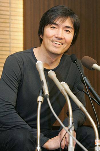 일본 국민작가 히가시노 게이고가 68세로 세상을 떠났다. 그가 2006년 1월 17일 ‘용의자 X의 헌신’으로 여섯 번째 도전 끝에 나오키상을 수상한 후 기자회견을 하는 모습. 사진=교도/연합뉴스