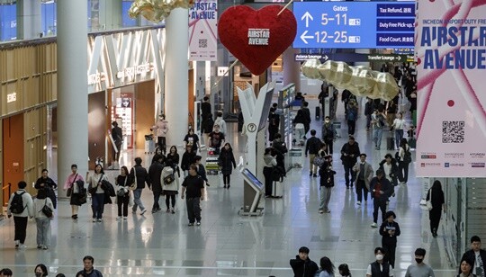 롯데면세점과 현대면세점이 인천국제공항 출국장 면세점 핵심 구역에 입성한 지 100일이 지났다. 인천공항 제1여객터미널 면세점 모습. 사진=연합뉴스