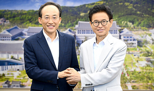 29일 오후 경북도청 접견실에서 추경호 대구시장(왼쪽)과 이철우 경북지사가 지역 현안에 대한 논의에 앞서 양손을 맞잡고 있다. 사진=경북도 제공