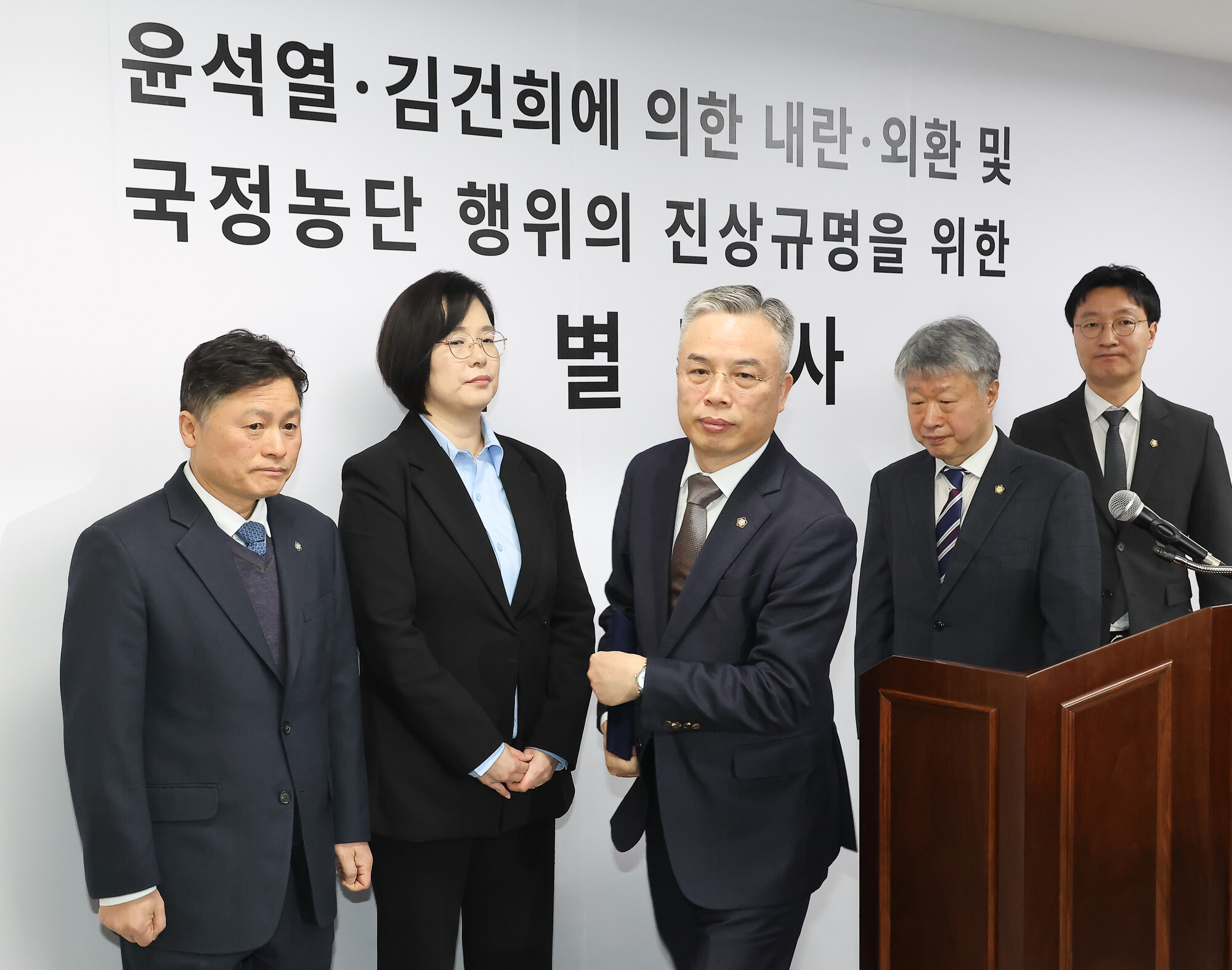 2026년 2월 25일 2차 종합특검 현판식 당시 권창영 특별검사와 특검보들. 사진=임준선 기자