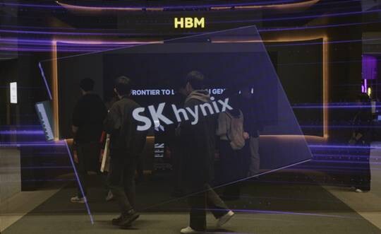 지난해 서울 강남구 코엑스에서 열린 반도체 대전에서 SK하이닉스의 HBM 홍보영상이 나오고 있다. 사진=박정훈 기자