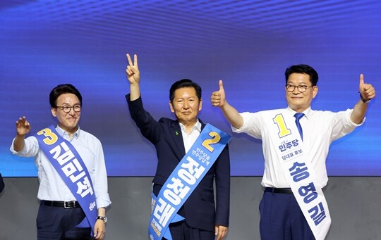 더불어민주당 김민석, 정청래, 송영길 당 대표 후보(왼쪽부터)가 8월 1일 대전컨벤션센터에서 열린 당대표·최고위원 순회경선 합동연설회에서 인사하고 있다. 사진=연합뉴스