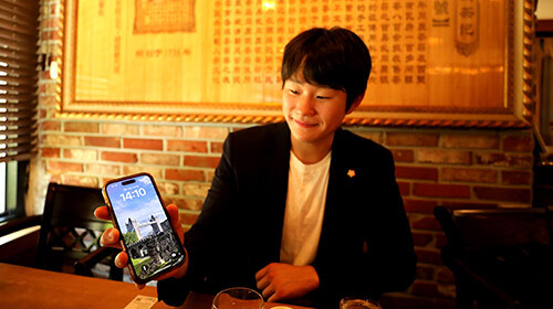 주경민 대구 남구의원이 자신의 휴대전화 배경화면을 보여주고 있다. 배경화면에는 주 의원이 영국에서 직접 촬영한 런던 탑 사진이 담겨 있다. 사진=김은주 기자