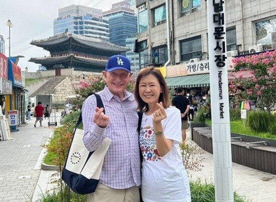 8월 1일 남편 숀 스틸 변호사와 함께 남대문시장을 찾아 손하트를 하고 있는 미셸 스틸 주한 미국대사. 사진=미셸 스틸 주한 미국대사 X 계정